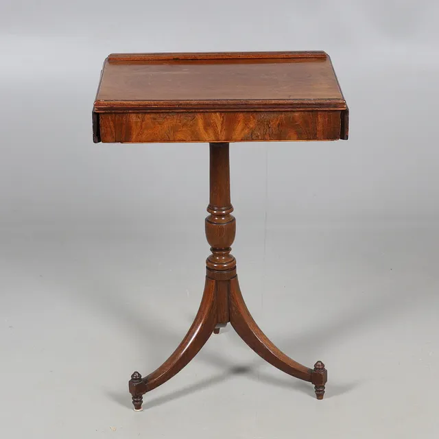A GEORGE III MAHOGANY READING STAND.