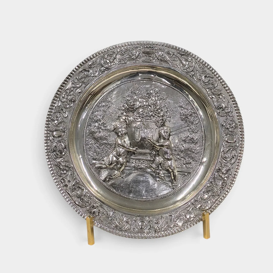 Plato historicista en plata repujada y punzonada 916. Siglo XX. — Silver — Barcelona Auctions