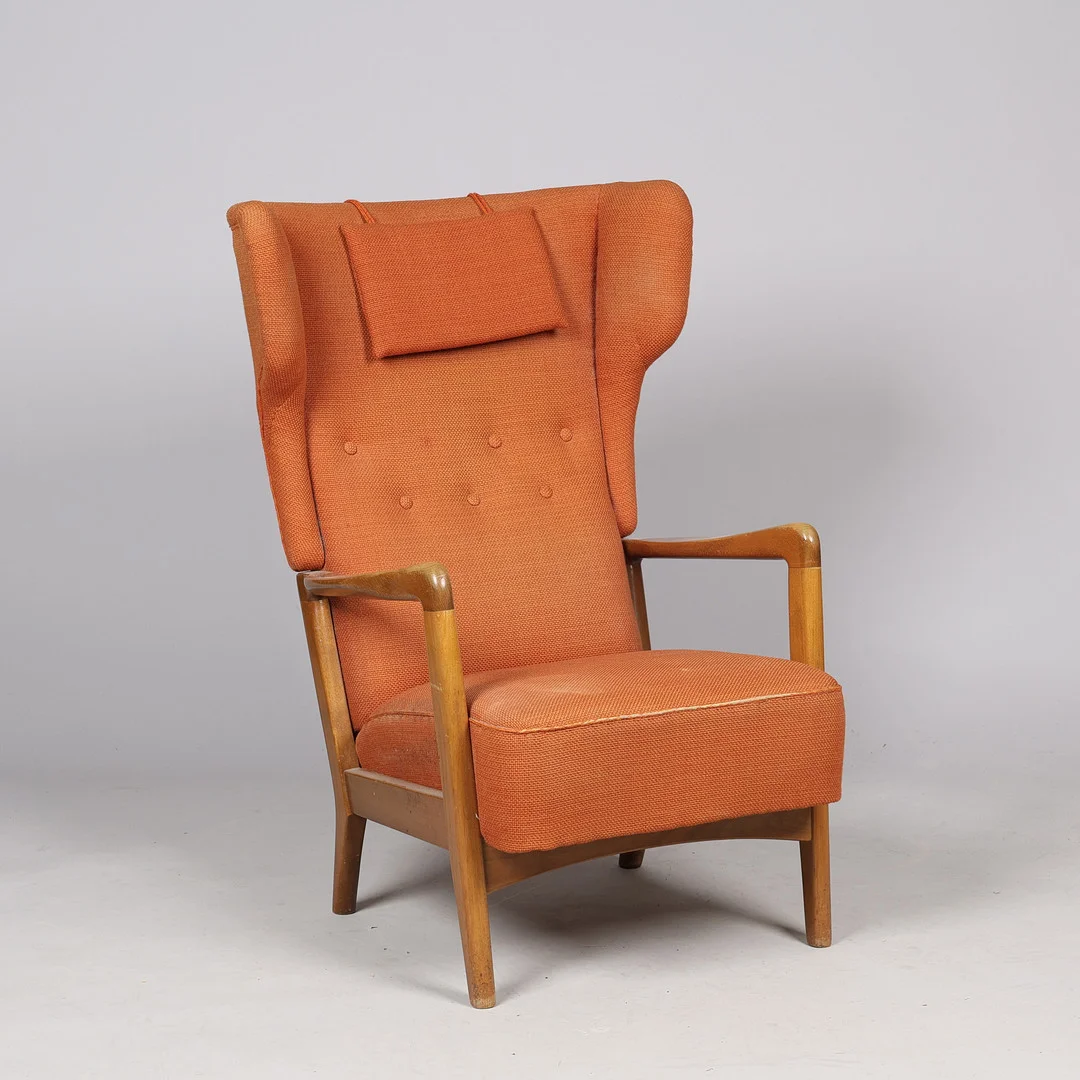 SØREN HANSEN. Øreklapstol med stel af bøg, betrukket med uldstof, og egetræ, Fritz Hansen, Danmark, 1900-tallets midte. — Armchairs & Chairs — Palsgaard Kunstauktioner
