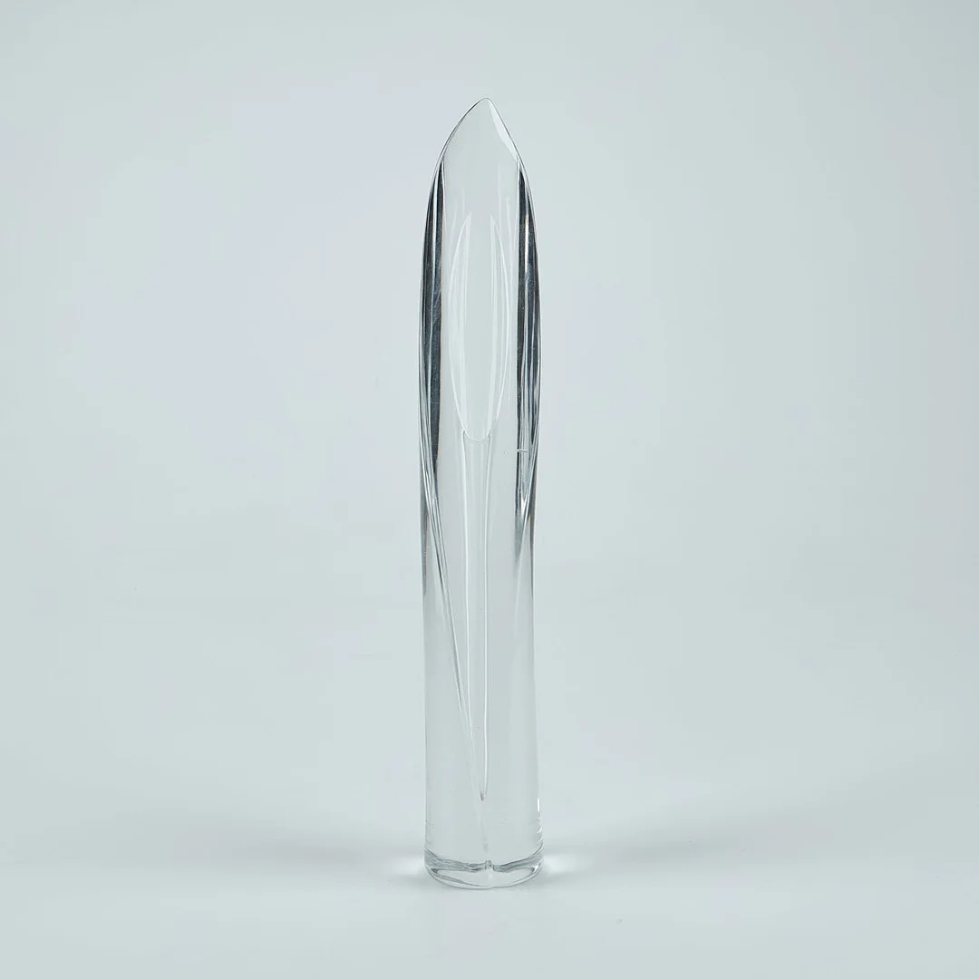AIMO OKKOLIN. Konstglas. Svärdslilja. Sign. A. Okkolin, Riihimäen Lasi Oy. 1957-62. — Art glass — Stockholms Auktionsverk Helsinki