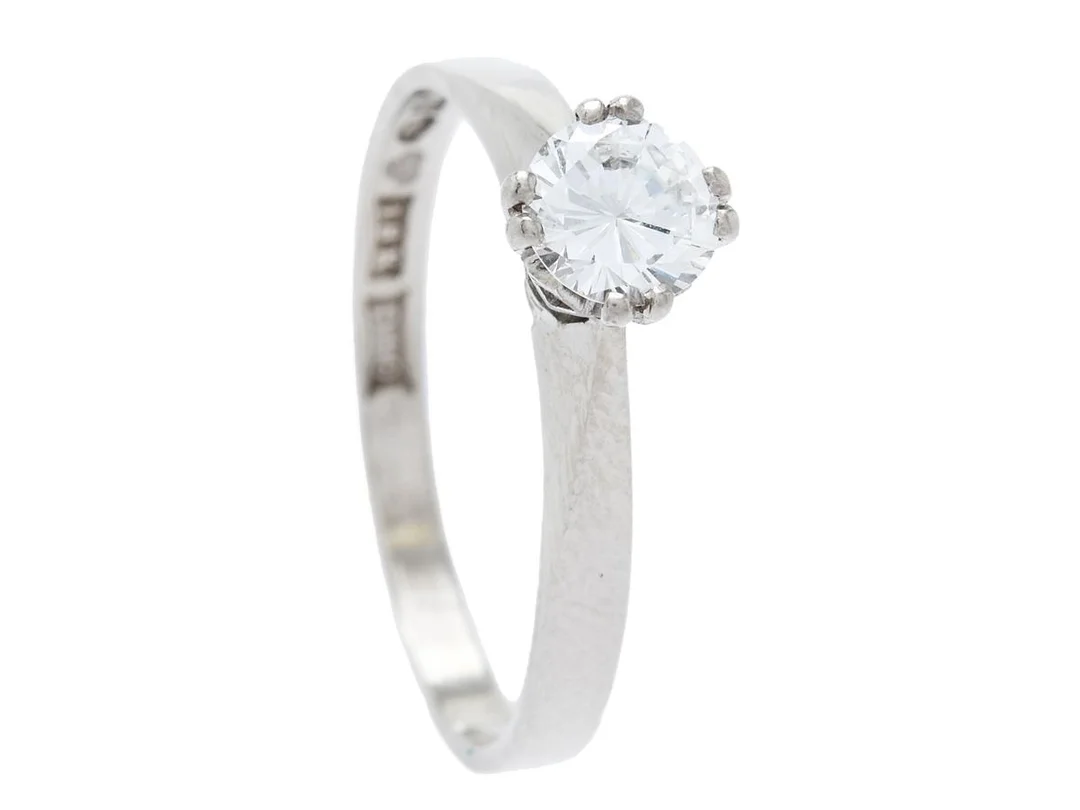 ENSTENSRING, 18K vitguld, briljantslipad diamant enligt gravyr 0,46 ct ca W(H)/VS, stl 17,5 mm, Örns Juvelateljé, 1978, nagg på kuletten, storleksändrad. — Smycken/Enstensring — Kaplans