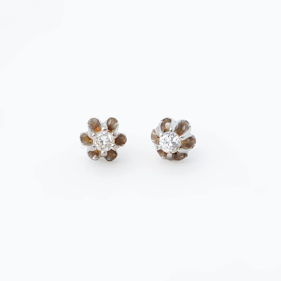 ÖRHÄNGEN, ett par, 18k vitguld samt diamanter ca 0,06ct, vikt ca 0,5 gram. — Earrings — Göteborgs Auktionsverk