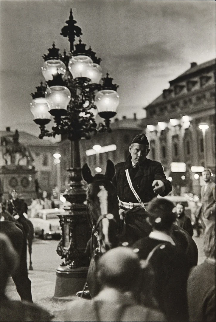 ROLF WERTHEIMER (Sverige, 1930-2025), "Studentrevolten 1968, vid Operan", Stockholm, signerad atergo samt Copyright stämpel atergo, gelatinsilverfotografi. — Photography — Crafoord Auktioner Stockholm