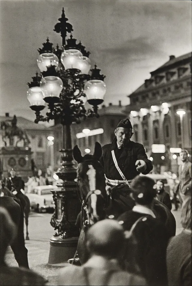 ROLF WERTHEIMER (Sverige, 1930-2025), "Studentrevolten 1968, vid Operan", Stockholm, signerad atergo samt Copyright stämpel atergo, gelatinsilverfotografi.