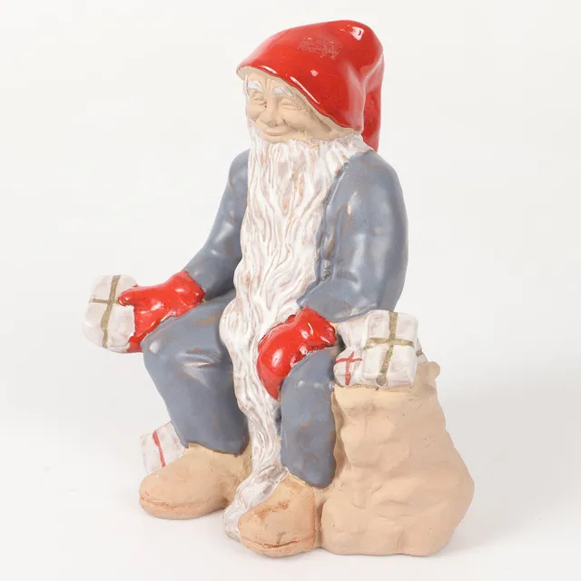 EWA JARENSKOG. Figurin, tomte med paket, keramik, Jie, 1900-talets senare del.