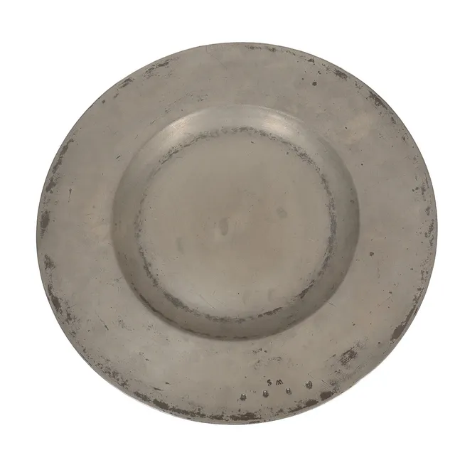 A 17TH CENTURY PEWTER PLAIN BROAD RIM CHARGER BY JOHN MORTON, CIRCA 1660.