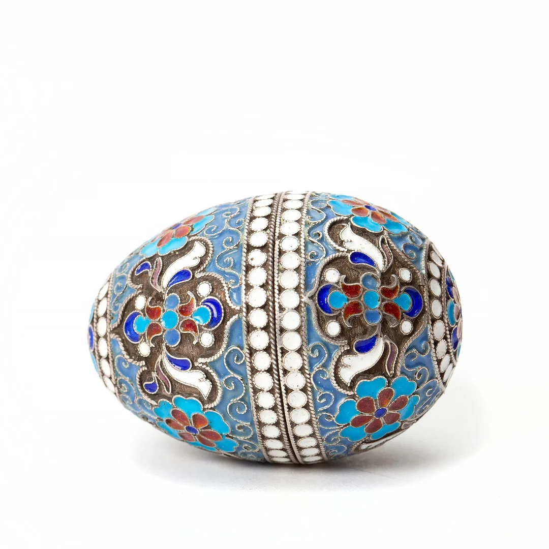 ÄGG, silver och emalj, tvådelat, Ryssland 1800-talets slut/1900-talets början. — Silver — Stockholms Auktionsverk Göteborg