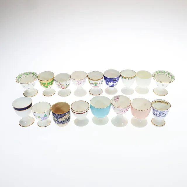 COLLECTION OF CERAMIC AND PORCELAIN EGGCUPS. (17).