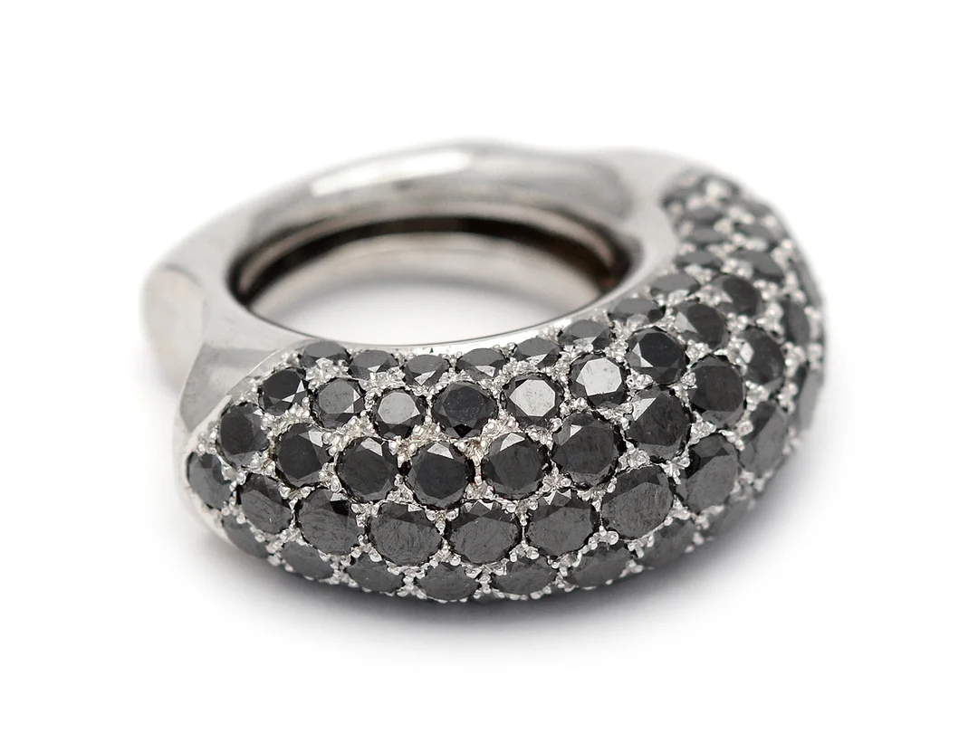 RING, 18K vitguld, 93 svarta briljantslipade diamanter ca 6,00 ctv, stl 17,25 mm, vikt 18,6 g. — Smycken/Ring — Kaplans