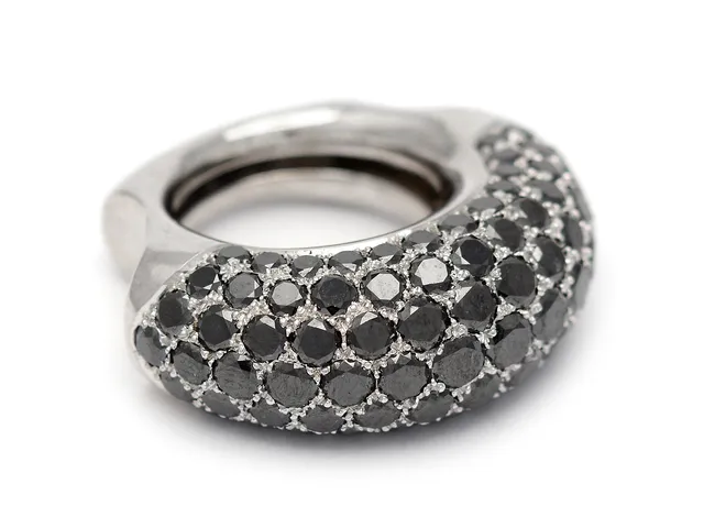 RING, 18K vitguld, 93 svarta briljantslipade diamanter ca 6,00 ctv, stl 17,25 mm, vikt 18,6 g.
