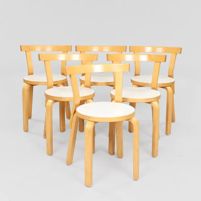 ALVAR AALTO. Et sæt på seks stole af birk, sæder med hvidt laminat, model nr. 68, Artek, Finland, formgivet 1935, (6).