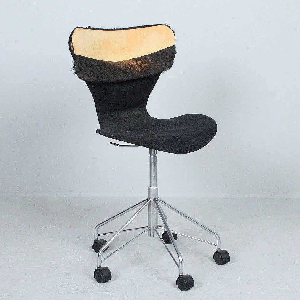 ARNE JACOBSEN. Fritz Hansen. Bürostuhl aus der 'Serie 7', Modell '3117', Dänemark. — Armchairs & Chairs — Stockholms Auktionsverk Düsseldorf/Neuss