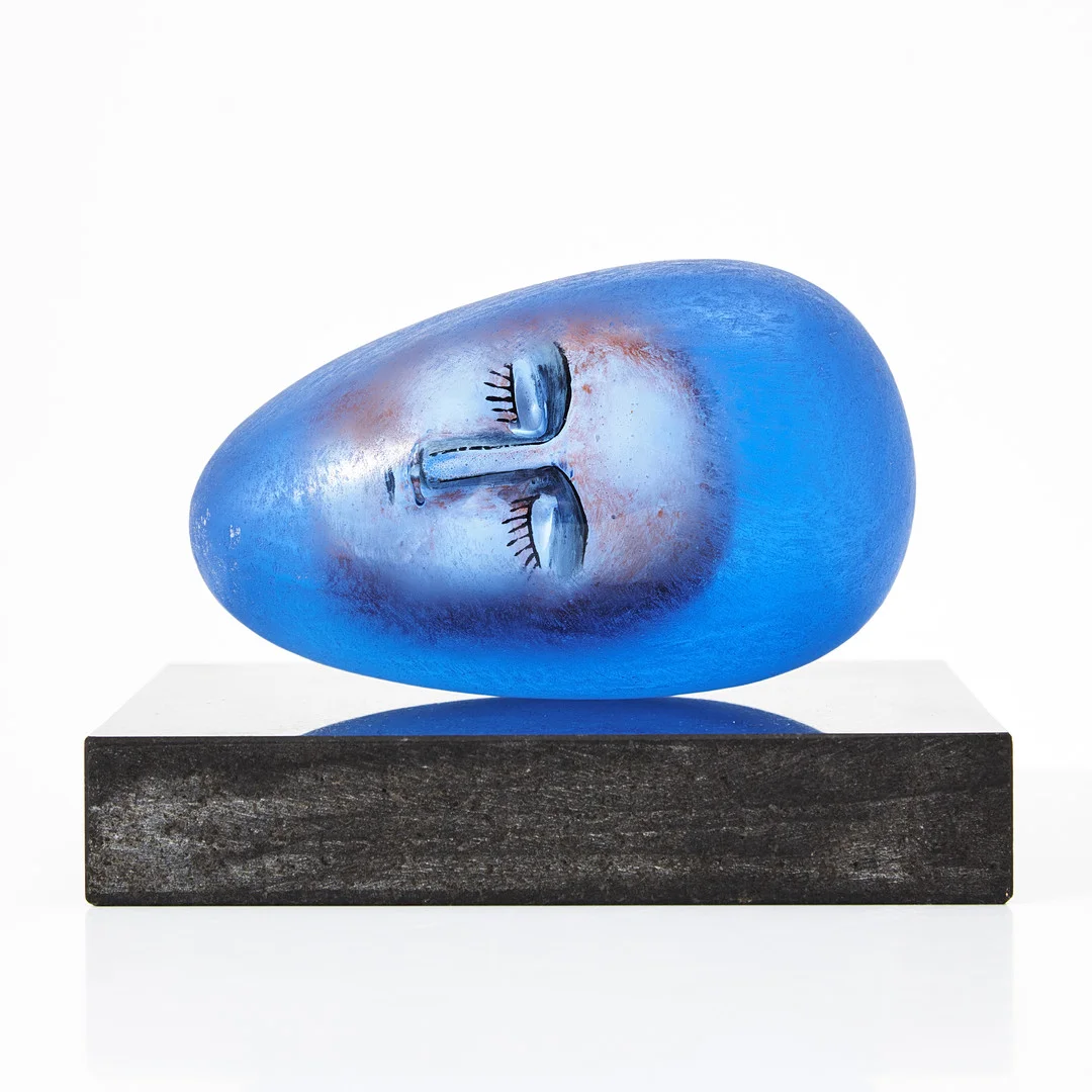 BERTIL VALLIEN. Skulptur, Kosta Boda, signerad och numrerad, Atelier, sockel i svart sten. — Art glass — Stockholms Auktionsverk Magasin 5