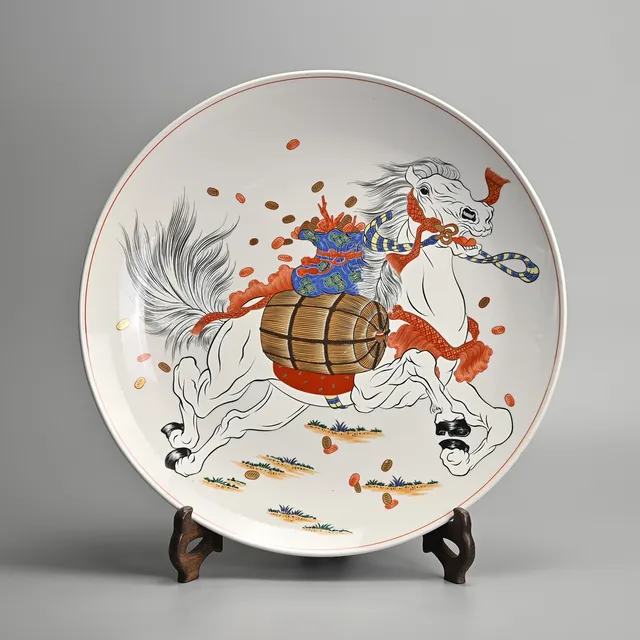A LARGE JAPANESE ARITA WARE PORCELAIN CHARGER, LATE 20TH CENTURY.