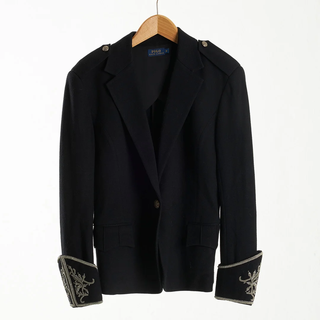 RALPH LAUREN, figursydd kavaj i svart ull, knäppes med en knapp fram, två fickor med lock, ärmslut med broderi. — Vintage & Designer Fashion — Stockholms Auktionsverk Magasin 5