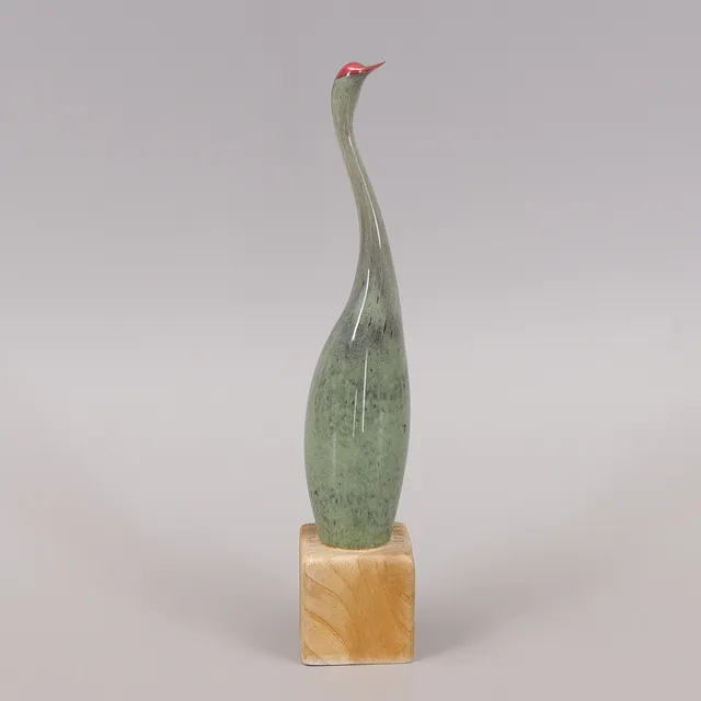 BENGT HEINTZE. Fågel på träsockel, glas.