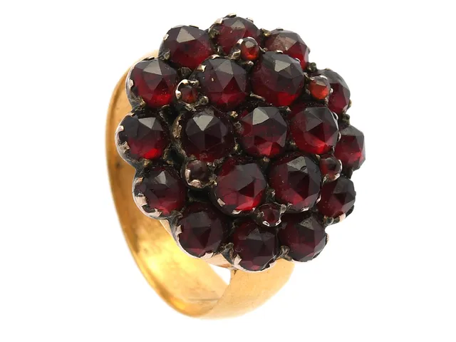 RING, 23K/18K/förgylld metall, granater, stl 16,75 mm, vikt 6,6 g, gravyr, några granater med nagg.