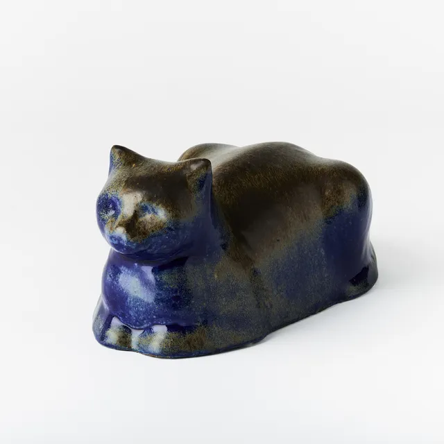 ULLA KRAITZ. Skulptur, egen ateljé Förslöv 2000, stengods, i form av katt, glasyr i blått med gröna inslag.