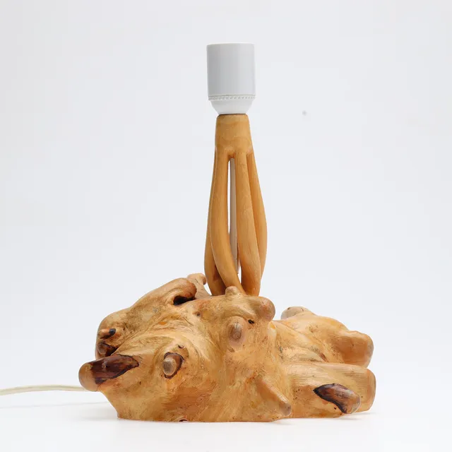 Svensk hjemmesløjd, skulpturel bordlampe af lyst træ, Sverige, 1966.