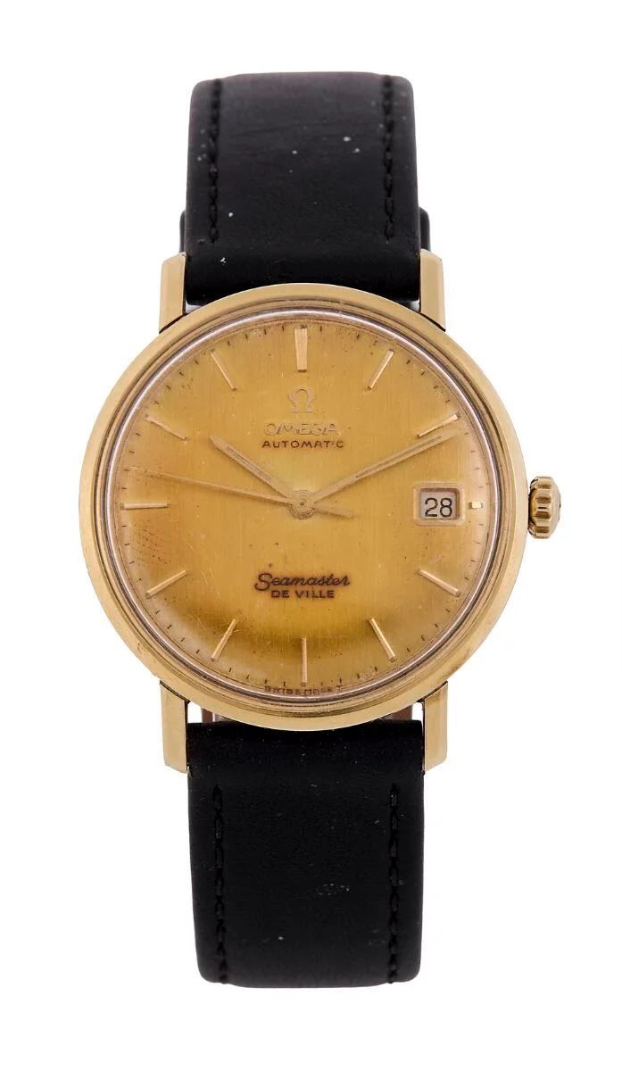 Seamaster De Ville of 14k gold and steel, ref. 166.020. Mechanical movement with automatic winding and date indication, cal. 562. Black calfskin strap with later C-clasp of gilt steel. Ø 34 mm. 1966. — Clocks & watches/Wristwatches — Bruun Rasmussen