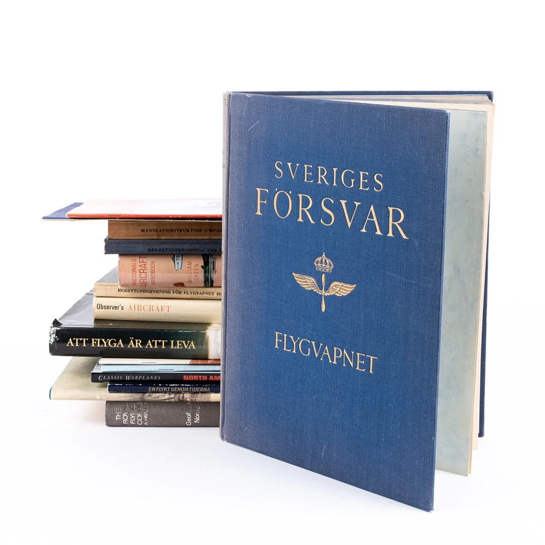 BÖCKER OM FLYGVAPEN, främst Sverige,15 volymer. — Books — Auktionshuset Kolonn