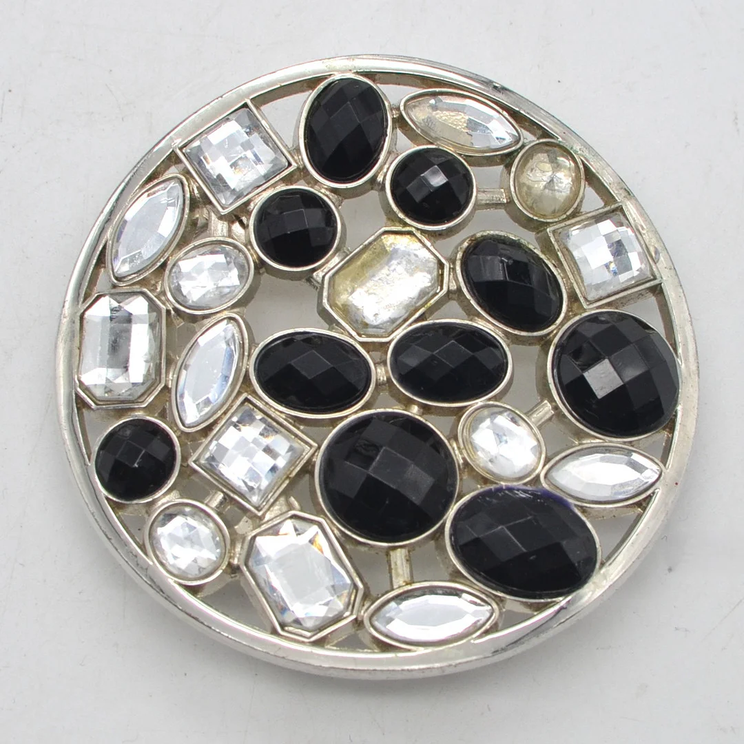 RUNDE GÜRTELSCHNALLE, FACETTIERTE GLASSTEINE, VERSILBERTE FASSUNG, UM 2000ER. — Objet de vertu & Miscellaneous — Kunst- und Auktionshaus Kleinhenz