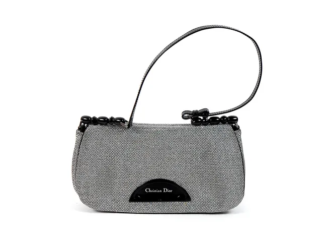 VÄSKA, CHRISTIAN DIOR silverfärgat tyg/svart lack handtag 25x14x4 cm