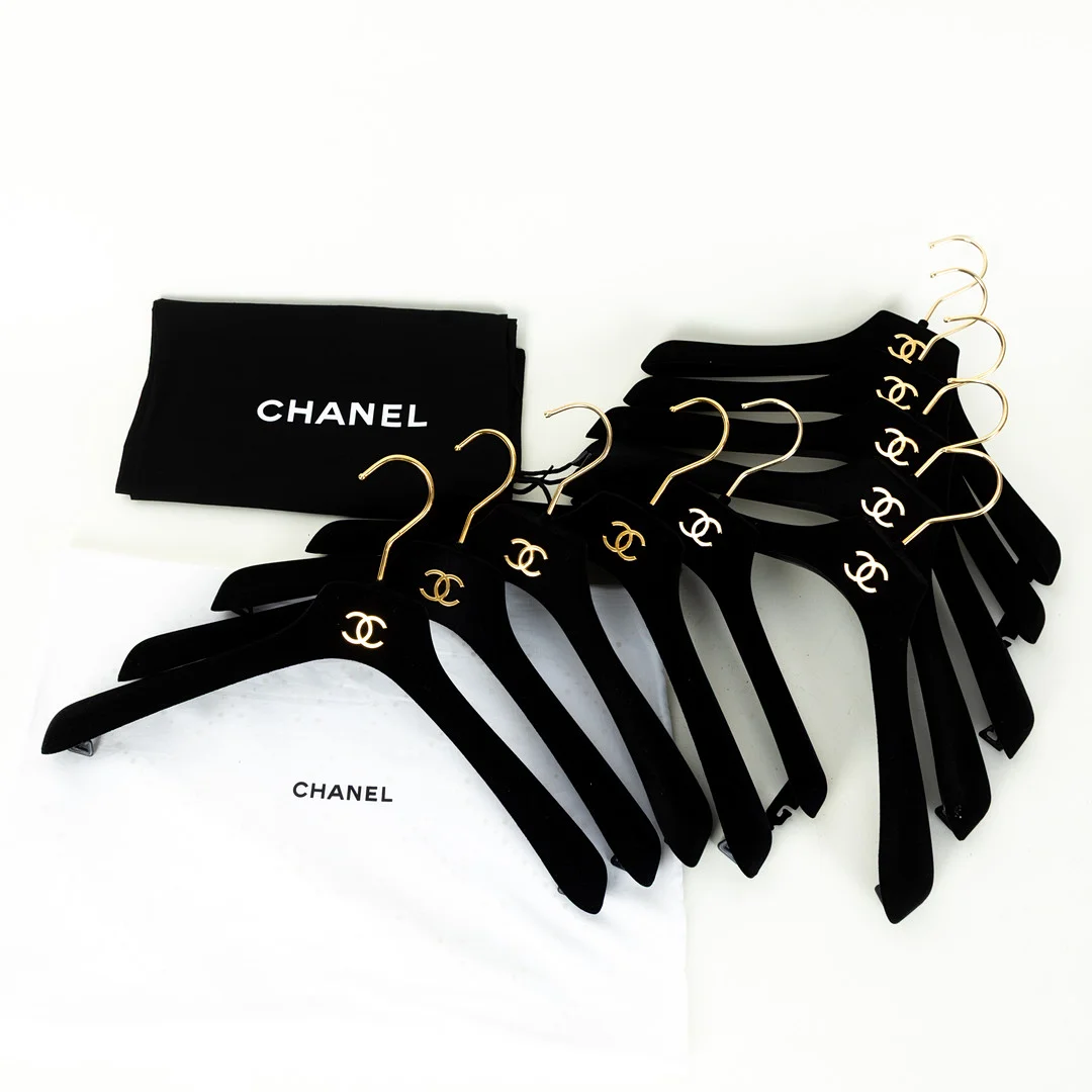 CHANEL. 3 Staubbeutel und 10 Kleiderbügel (13). — Vintage & Designer Fashion — Stockholms Auktionsverk Hamburg