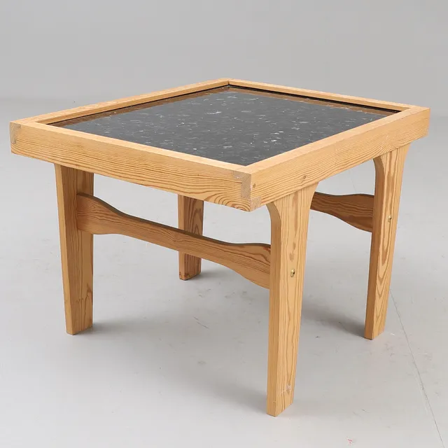 SOFFBORD, furu med stenskiva, 1900-talets senare del.