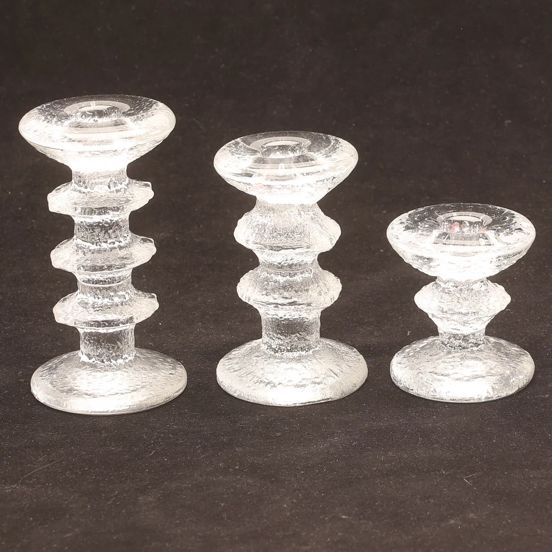 TIMO SARPANEVA. Ljusstakar, 3 stycken, "Festivo", Iittala, Finland. — Candlesticks — RA Auktionsverket Norrköping