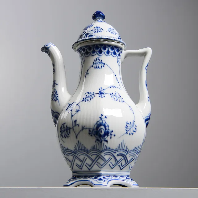 MUSSELMALET, kaffekanna, nr 1202, helblond, Royal Copenhagen, Danmark.