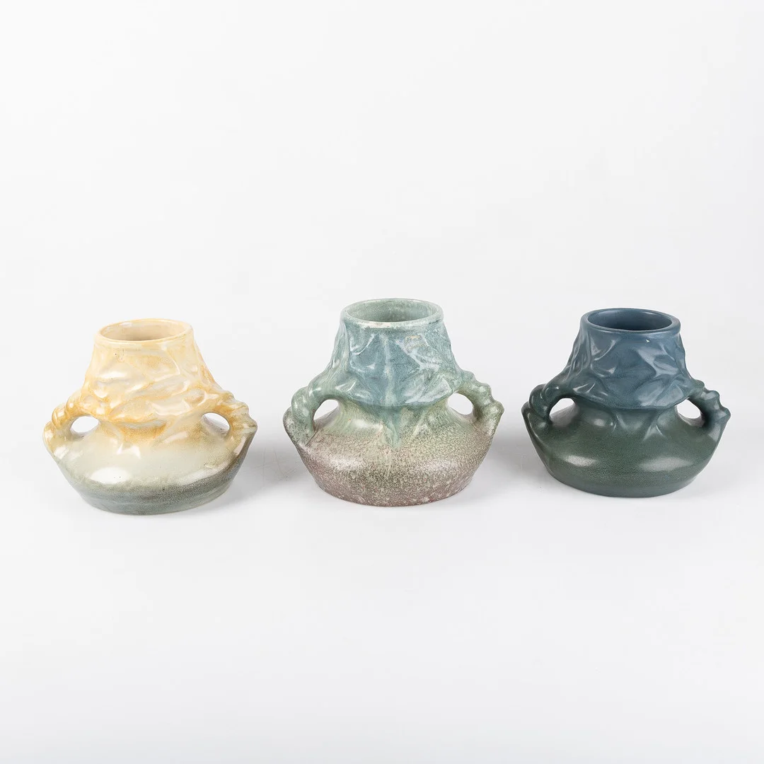 KARL ROBERT SVENSSON (1891-1946). Vaser, 3 stycken, glaserat flintgods, Höganäs, Jugend, tidigt 1900-tal. — European — Stockholms Auktionsverk Helsingborg