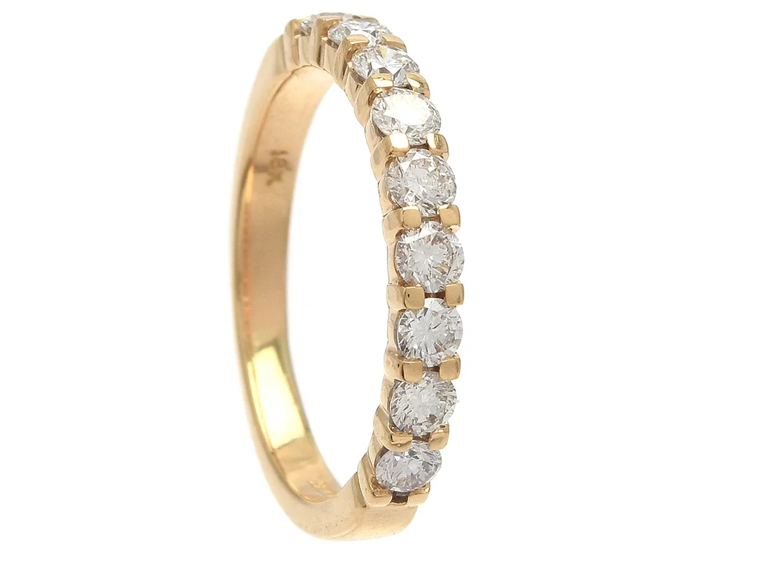 ALLIANSRING, 18K guld, 9 briljantslipade diamanter ca 0,49 ctv, ca W-Cr/VS-SI, Iduna stl 15 mm, vikt 2,2 g. — Smycken/Alliansring — Kaplans