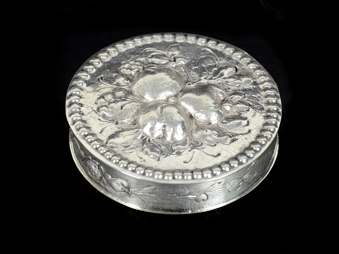 DOSA, silver, blomsterdekor, troligen Tyskland, ca 1950, diameter 62 mm, vikt 61,5 g. — Silver/Dosa — Kaplans