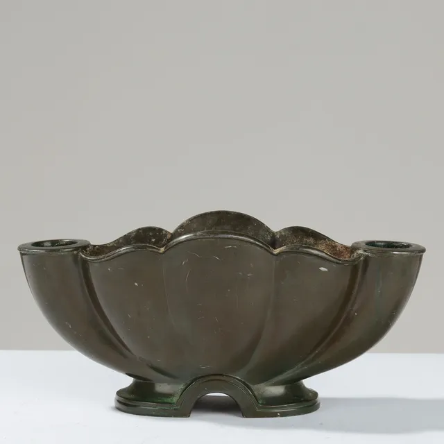 JUST ANDERSEN (1884-1943). Toarmet lysestage med jardiniere af bronzepatineret diskometal, modelnr. 1753, Danmark, formgivet i 1935.