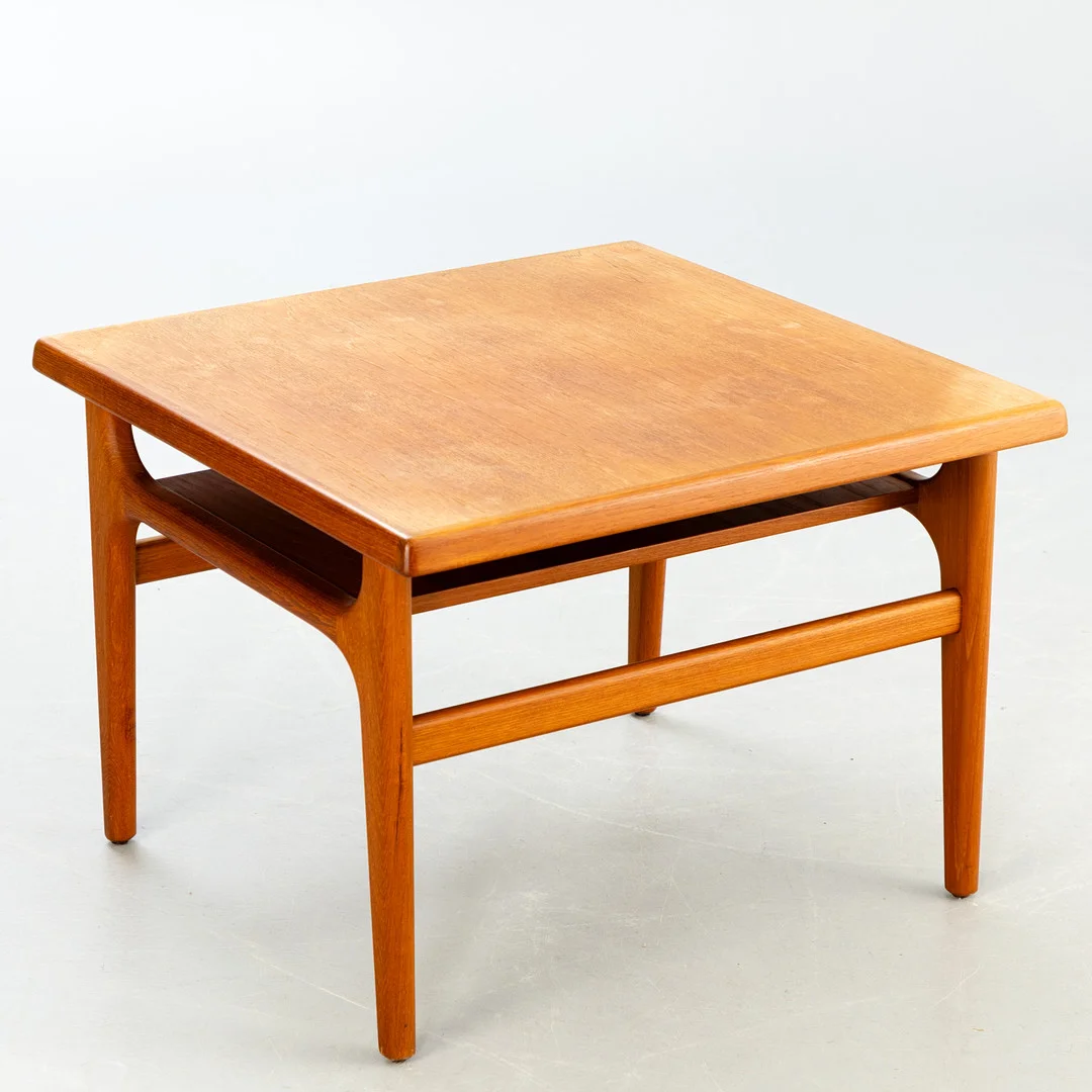 Niels Bach. Teak Couchtisch, Dänemark, 2. Hälfte 20. Jh. — Coffee Tables — Stockholms Auktionsverk Hamburg