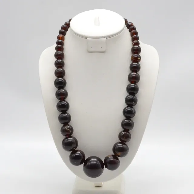 EDELSTEINCOLLIER AUS BLAUEM BERNSTEIN, POLIERTE PERLEN, GRÖSSE NACH ANGEORDNET, ENDLOS, UM 1950.