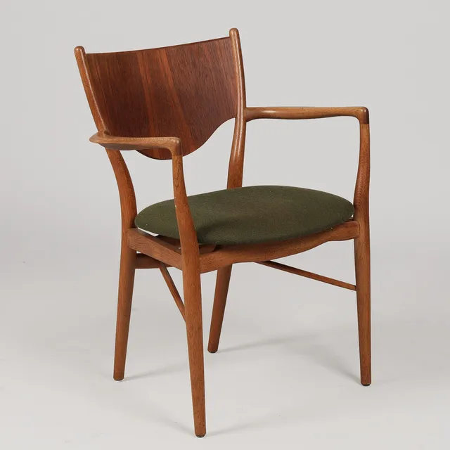 FINN JUHL. Armstol med stel af egetræ, ryg af teak, sæde betrukket med grønt uld, Bovirke, Model BO 72, Danmark, formgivet 1950.
