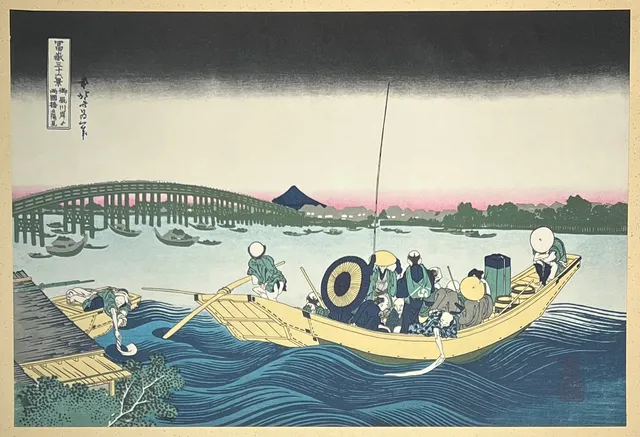 Hokusai Shueisha. "Puesta de sol a través del puente Ryôgoku desde la orilla del río Sumida en Onmayagashi". Litografía sobre papel.