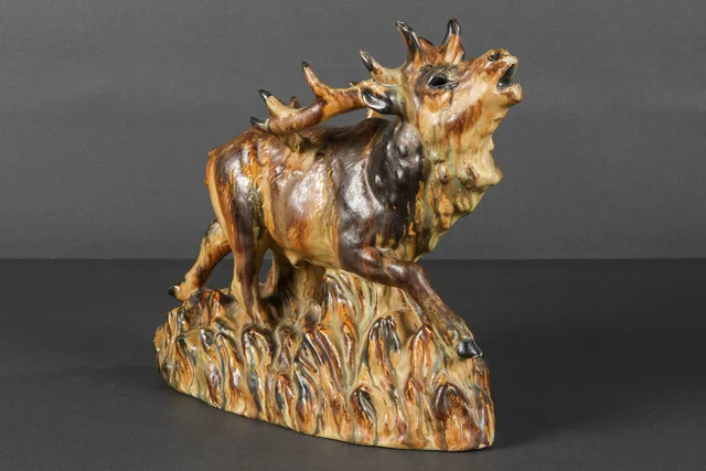 Arne Ingdam. Figurer af glaseret stentøj, Kronhjort og egern. (2)