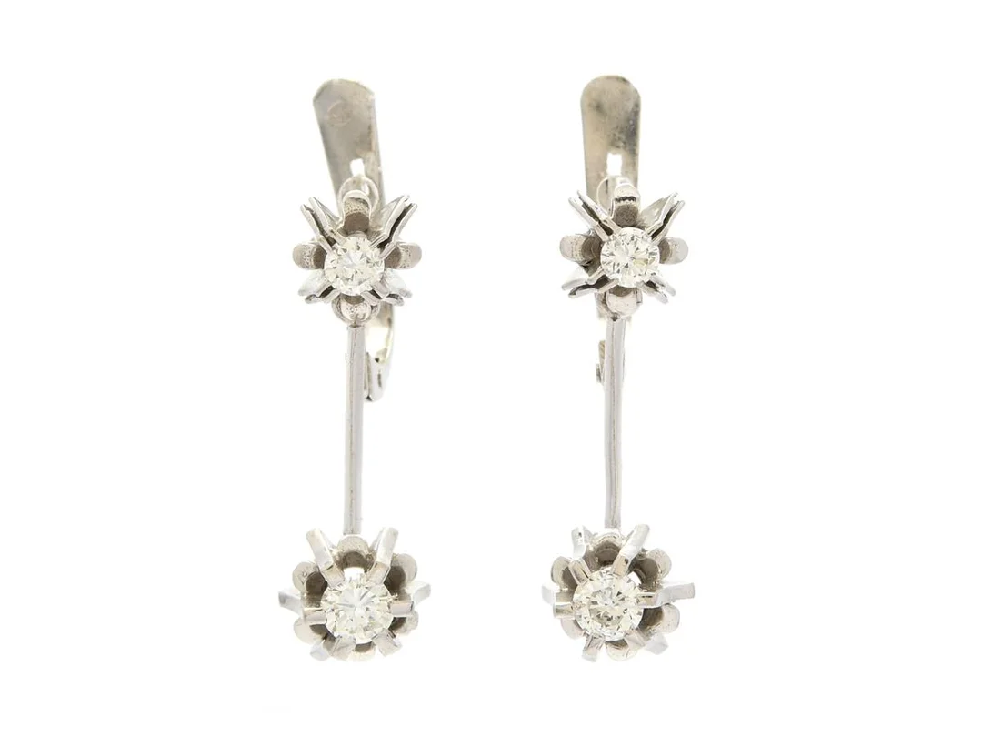 ÖRHÄNGEN, 18K vitguld, briljantslipade diamanter ca 0,56 ctv, ca W/SI, mått 2,5 cm, vikt 6,2 g. — Smycken/Örhängen — Kaplans