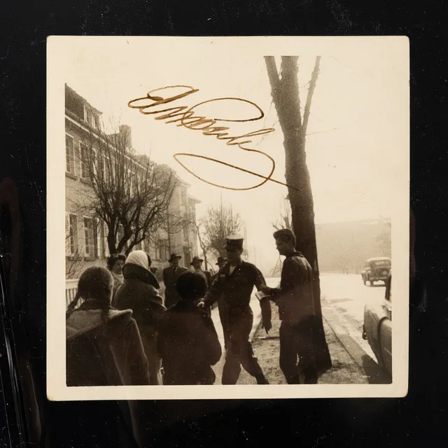 ELVIS PRESLEY (1935-1977), egenhändig autograf i bläck på fotografi, Tyskland, enligt uppgift nov-dec 1959.