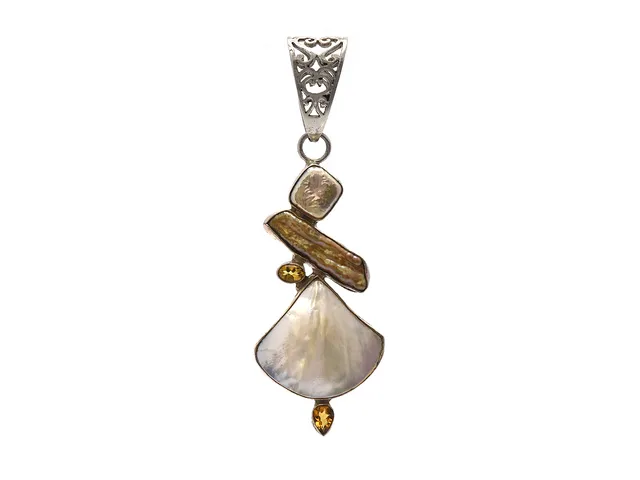 HÄNGE, sterling silver, pärlemor, odlade barocka sötvattenspärlor, citrin, vikt 14,4 g.