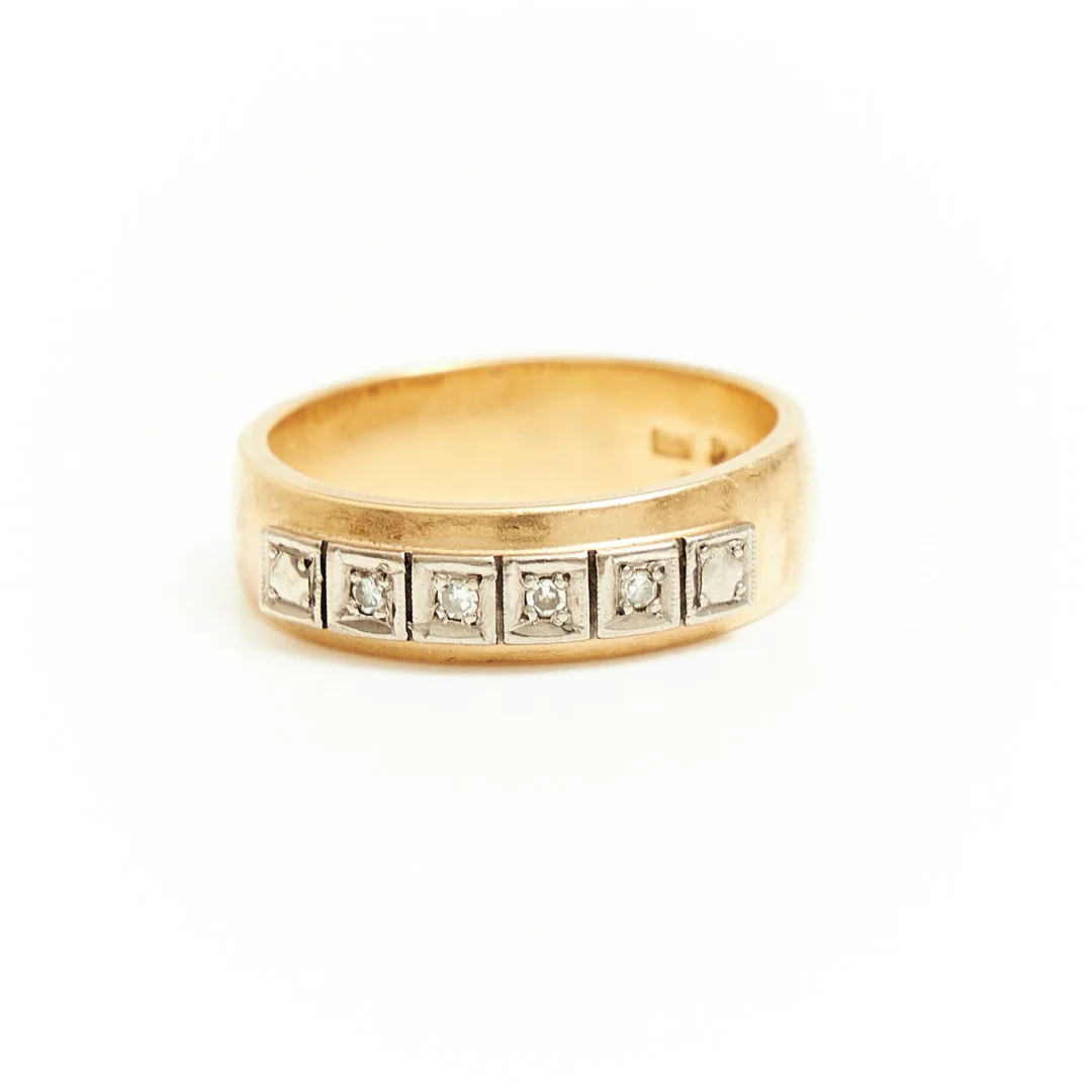 RING, 18 k guld, pålödd del med 4 åttkantslipade diamanter totalt 0,05 ct, enligt gravyr, i 18 k vitguldsmontering, Gustaf Dahlgren & Co, Malmö 1967. — Rings — Stockholms Auktionsverk Magasin 5