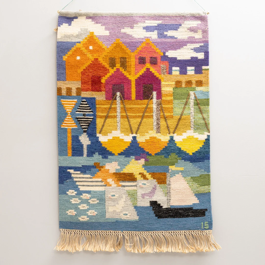 INGEGERD SILOW. Väggbonad, röllakan, "Fiskeläge", monogramsignerad IS, 1900-talets andra hälft. — Textiles — Auktionshuset Kolonn