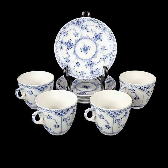 KAFFEKOPPAR med fat, 4 st, Musselmalet, porslin, Royal Copenhagen, Danmark.