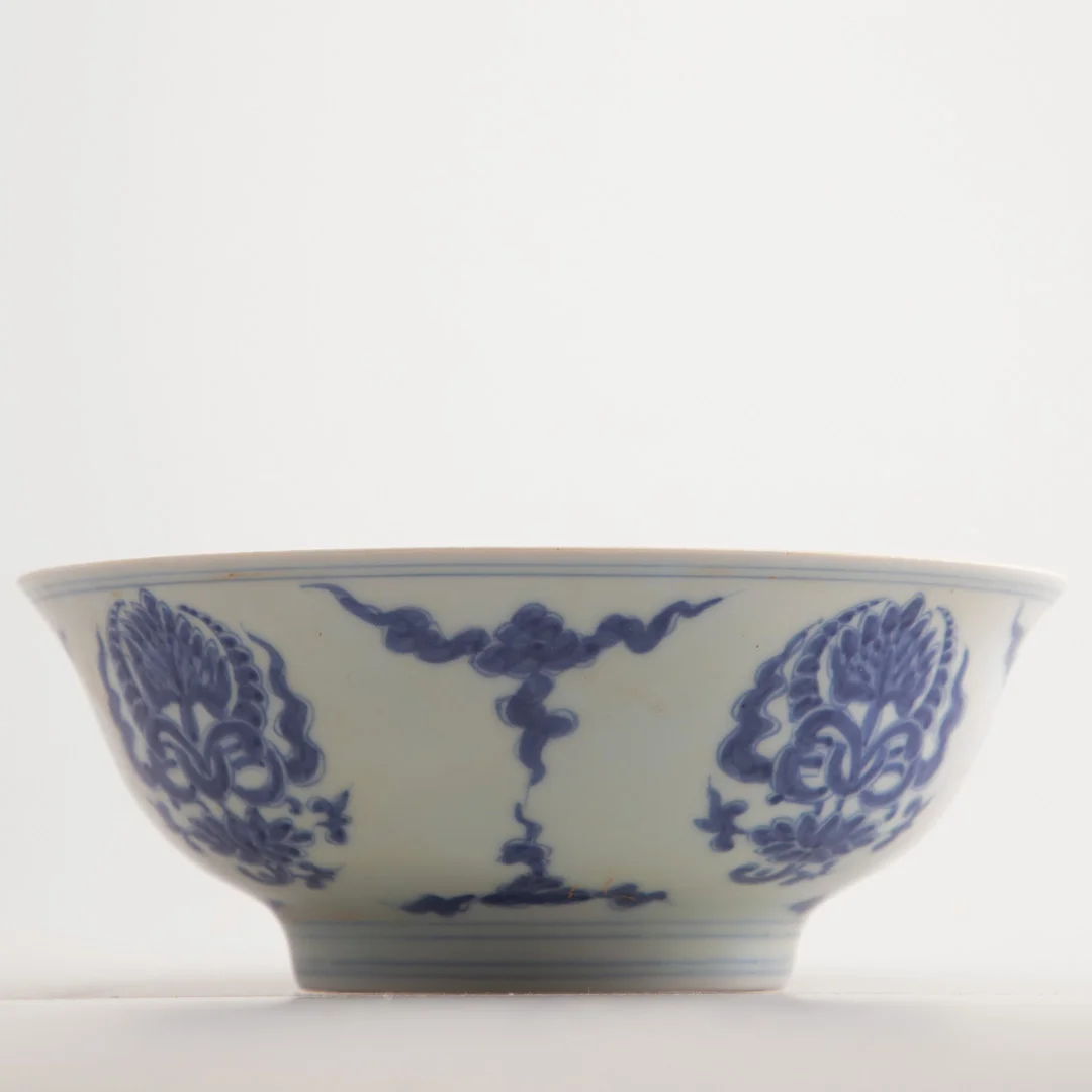 Blauweiße Schale im Ming-Stil, Chenghua-Marke. — Asiatica — Stockholms Auktionsverk Hamburg