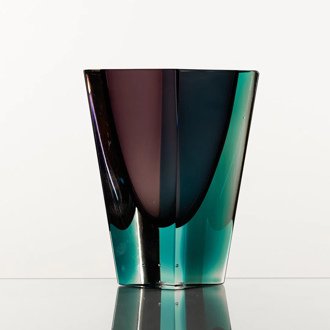 KAJ FRANCK. Vas, "Prisma", Nuutajärvi/Notsjö, slipat violett underfångsglas med blå innesluten färg, osignerad, 1950-tal. — Art glass — Auktionshuset Kolonn