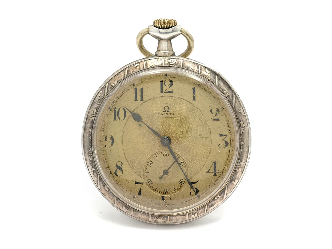 OMEGA, fickur, 51 mm, Serie nr. 4574012, Boett nr. 5311776, silver, ankargång, skadad urtavla, defekt, motiv, bucklor, ca 1914. — Klockor/Omega — Kaplans