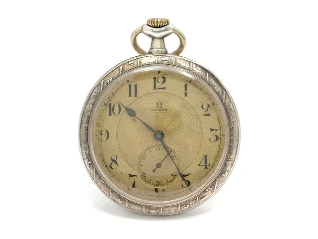 OMEGA, fickur, 51 mm, Serie nr. 4574012, Boett nr. 5311776, silver, ankargång, skadad urtavla, defekt, motiv, bucklor, ca 1914.